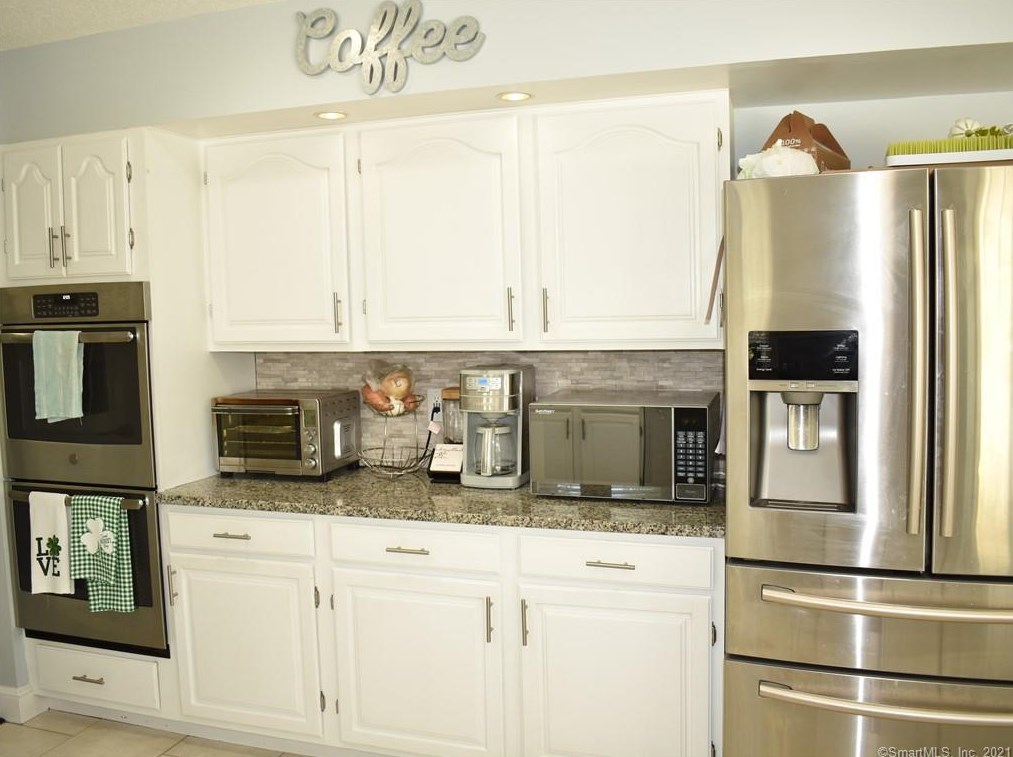 611 Thrall Ave, Suffield CT  06078-2337 exterior