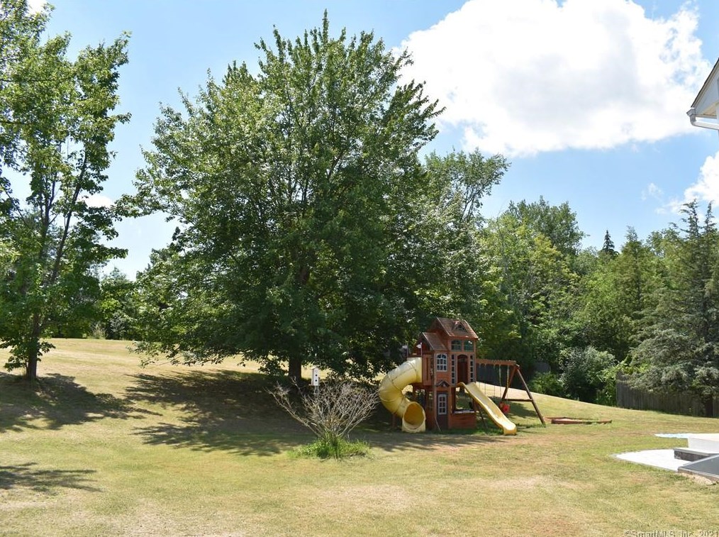611 Thrall Ave, Suffield CT  06078-2337 exterior