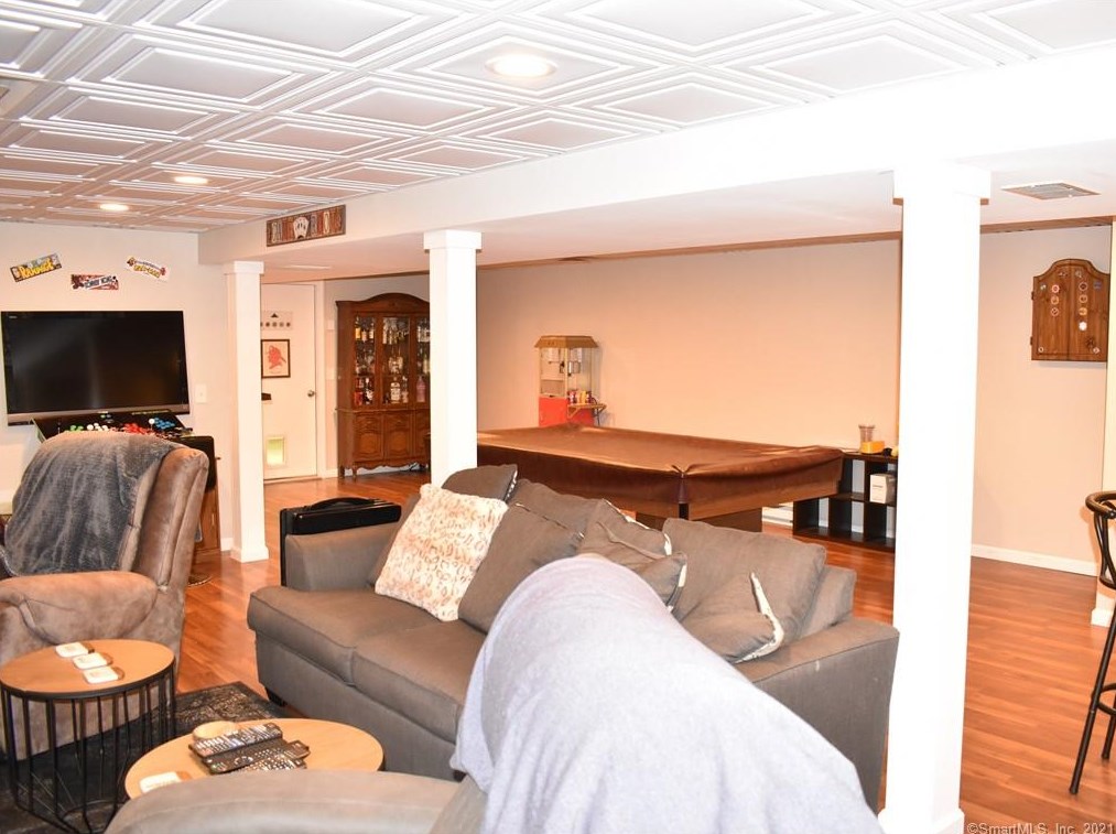 611 Thrall Ave, Suffield CT  06078-2337 exterior