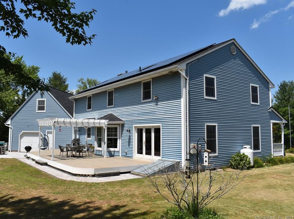 611 Thrall Ave, Suffield CT  06078-2337 exterior
