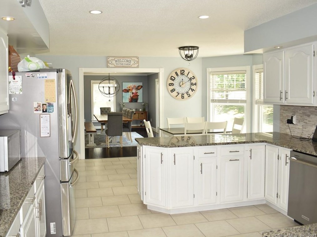 611 Thrall Ave, Suffield CT  06078-2337 exterior