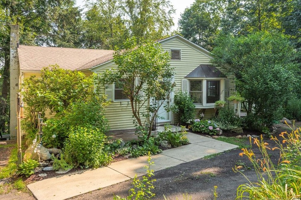 72 Alpine Cir, Sandy Hook, CT 06482