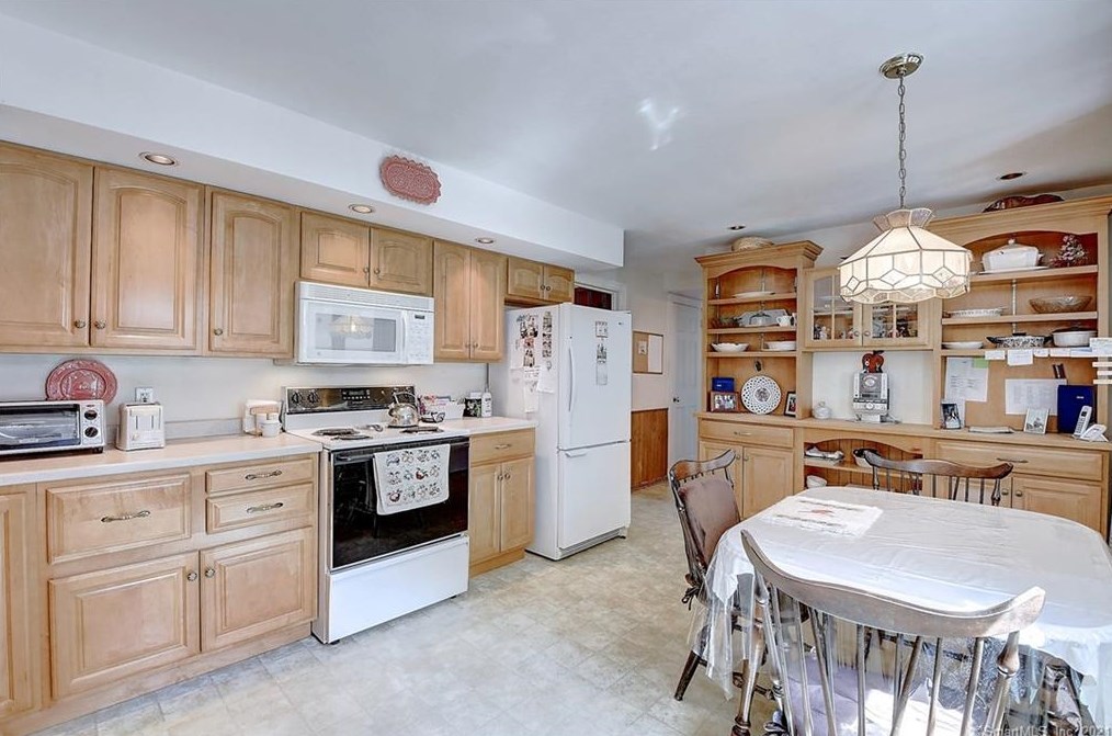 931 Prospect St, Hartford CT  06109-3547 exterior