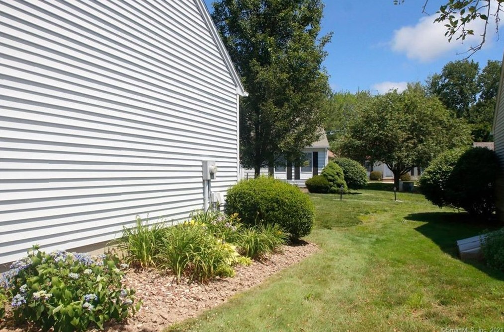 5 Ambleside Ct, Suffield CT  06078-2072 exterior