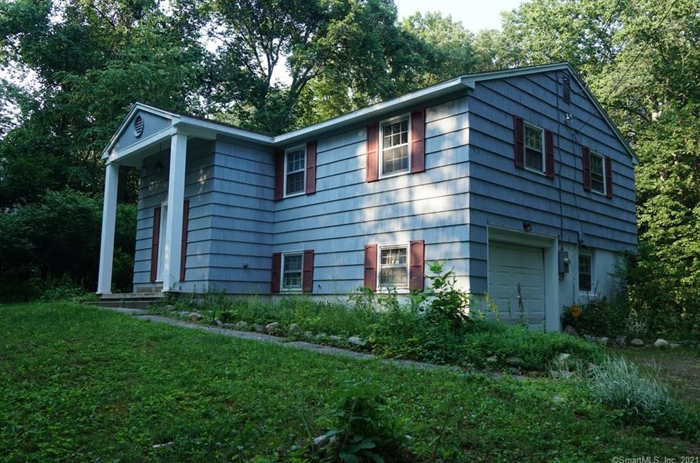 21 Pheasant Run Dr, Gales Ferry, CT 06335