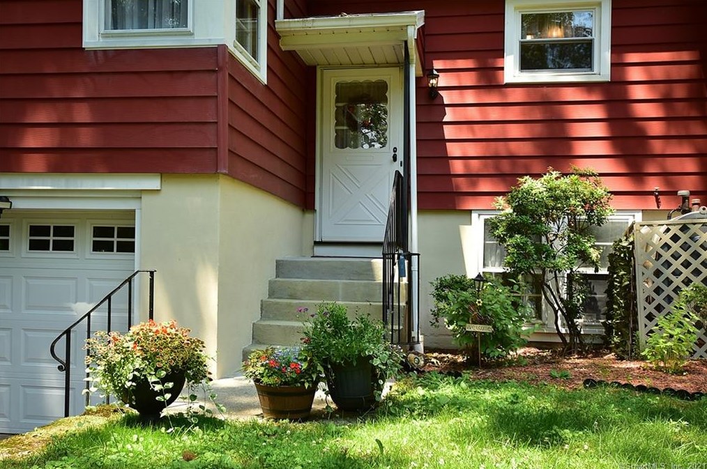 17 Colony Rd, Wapping, CT 06074