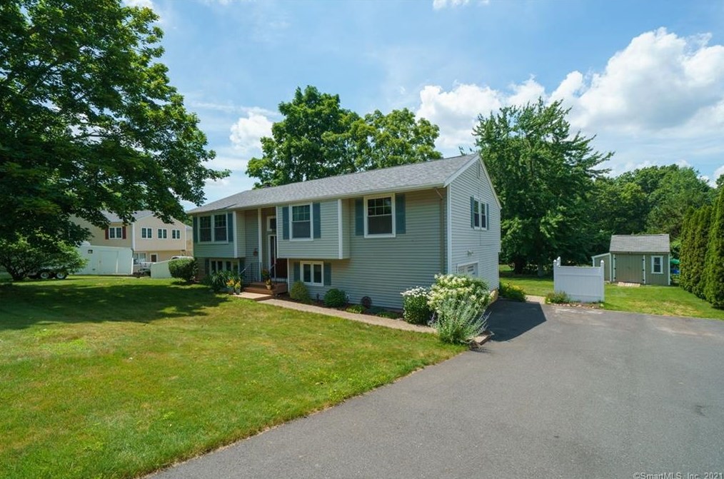 15 Skyline Dr, Wapping, CT 06074