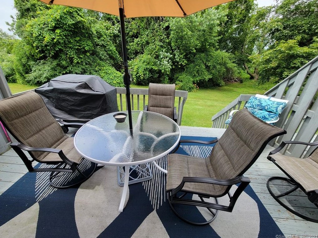 25 Riverside Dr, Clinton CT  06413-2628 exterior