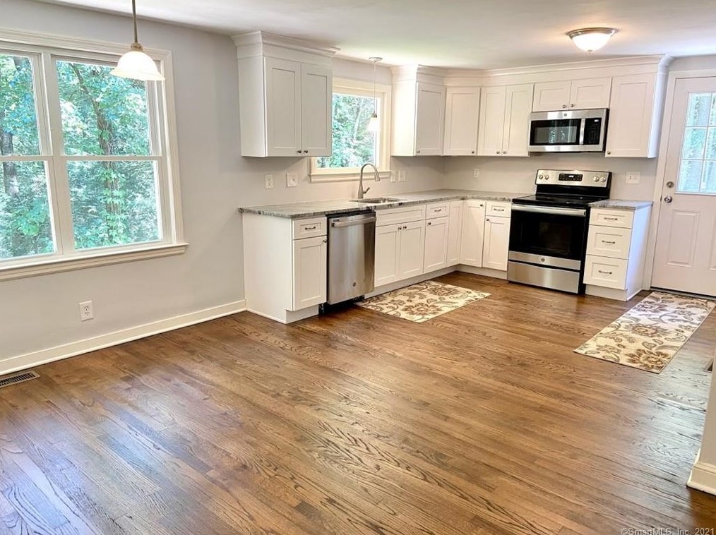 26 Crescent Way, Simsbury CT  06070-2306 exterior