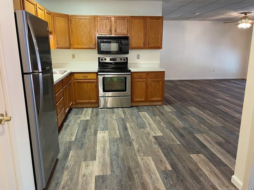 73 Old County Rd #m, Windsor Locks, CT 06096