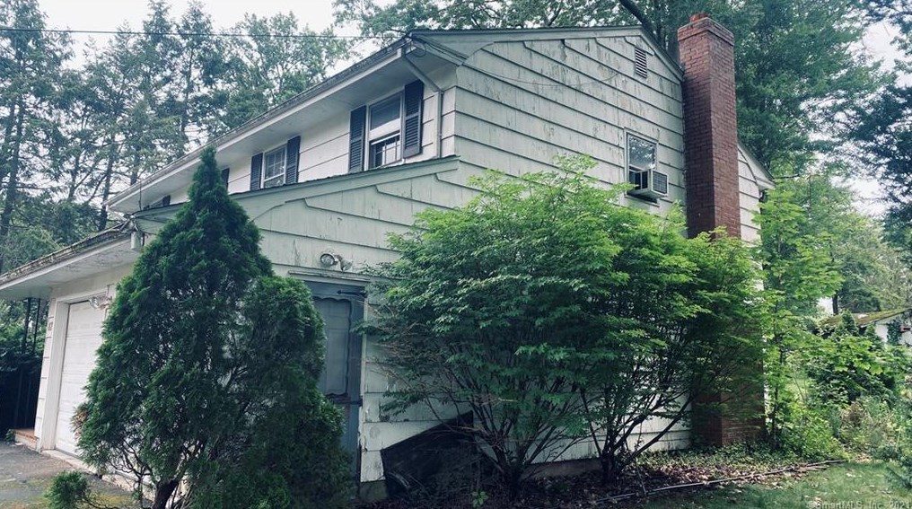 82 Stuart St, Hartford, CT 06111-3741