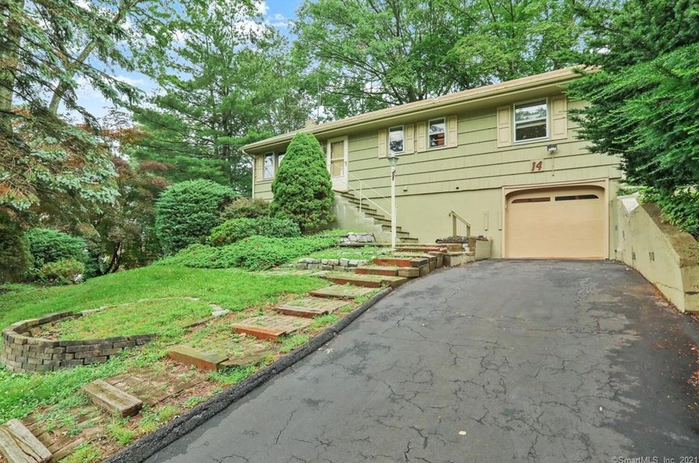 14 Ledgewood Dr, Norwalk, CT 06850
