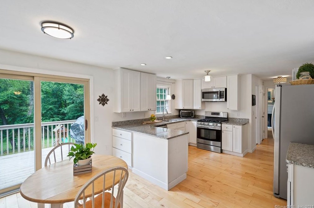 10 Stone Cliff Dr, Niantic, CT 06357
