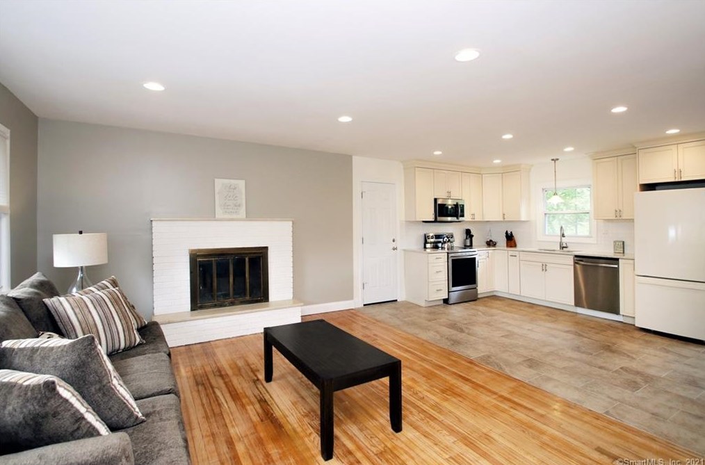 25 Mist Hill Dr, Brookfield Center, CT 06804