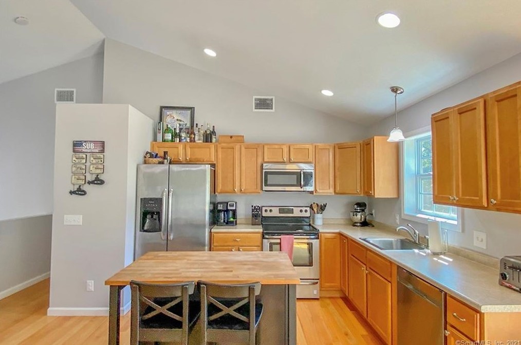 31 Old Barry Rd, Quaker Hill, CT 06375