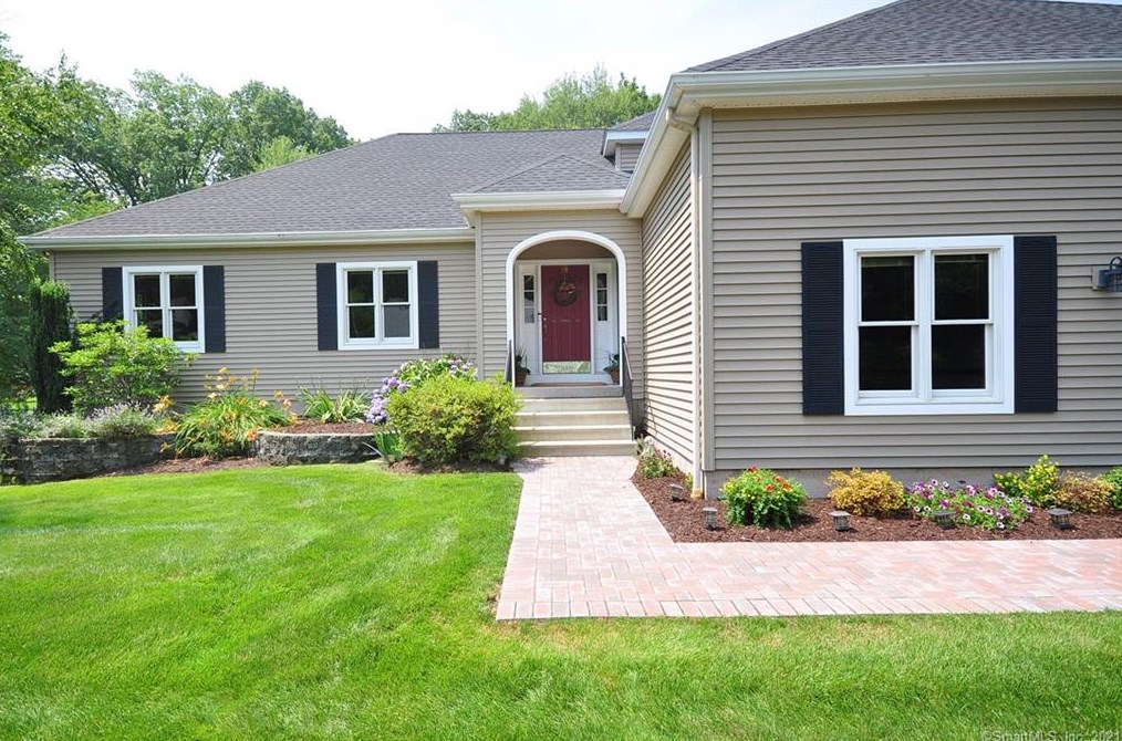 18 Elaine Mary Dr, Windsor, CT 06095