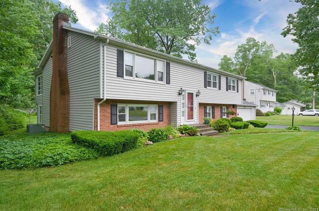 7 Chapel Hill Rd, North Haven, CT 06473
