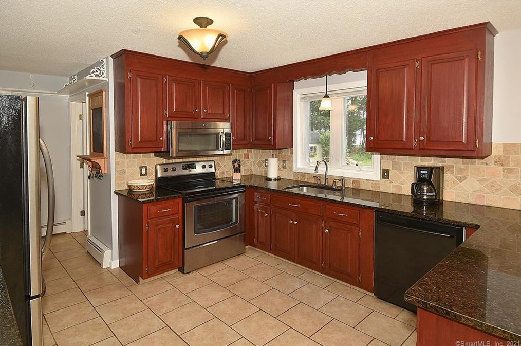 59 W Shore Rd, Ellington, CT 06029
