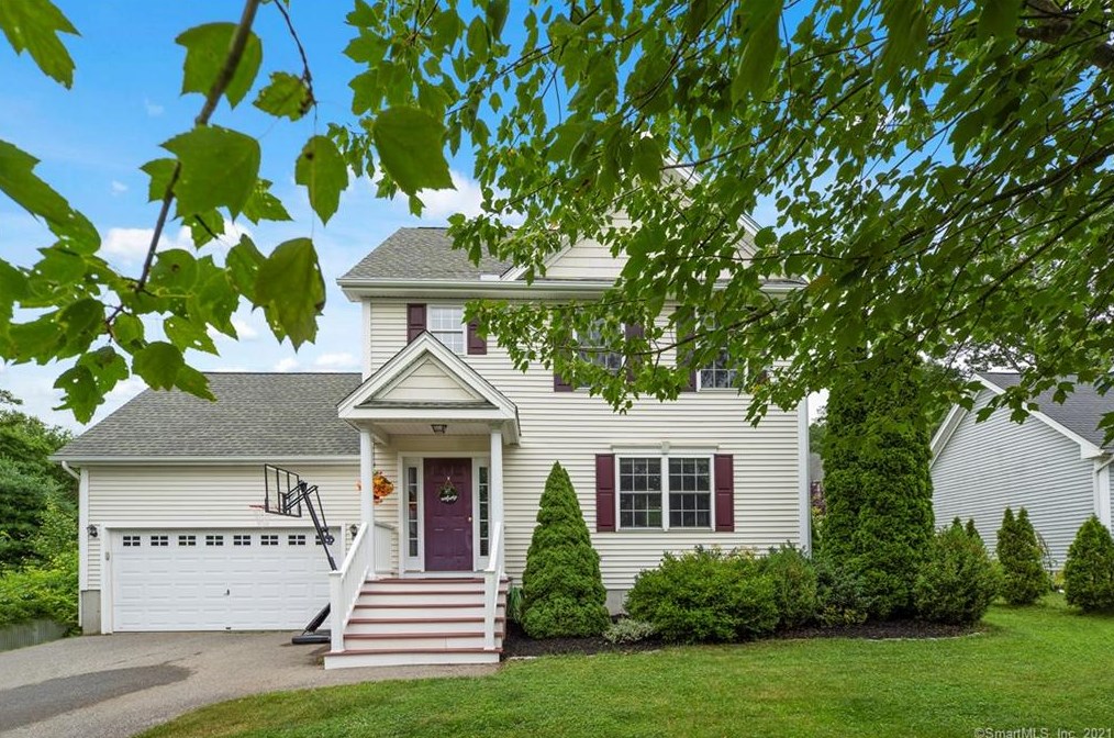 36 Smith St, East Hampton, CT 06424