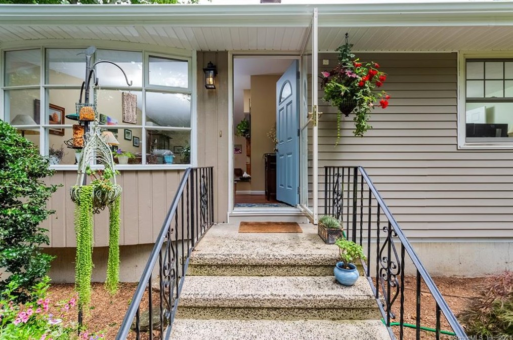 4 Lyrical Ln, Sandy Hook, CT 06482