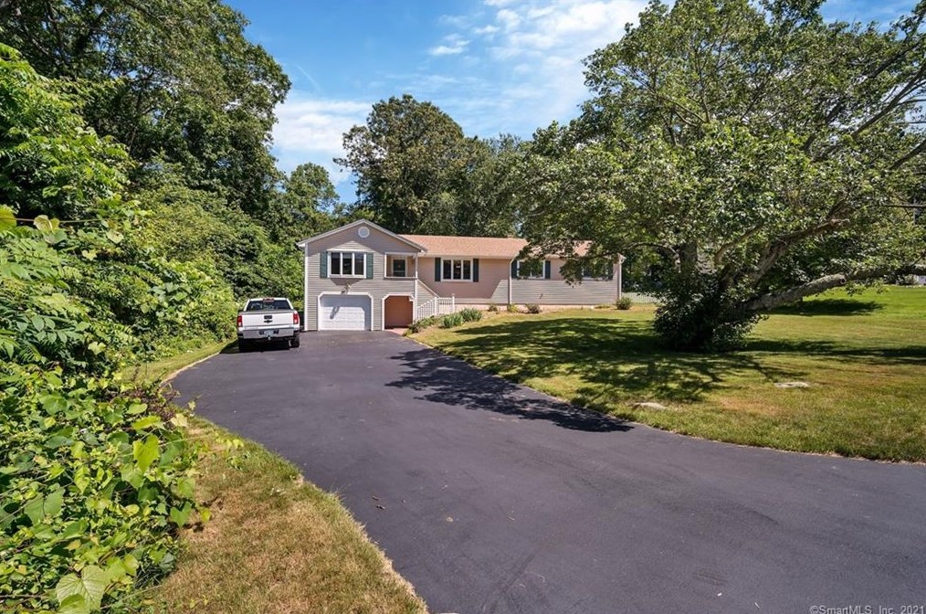 40 Affeldt Dr, Groton, CT 06340