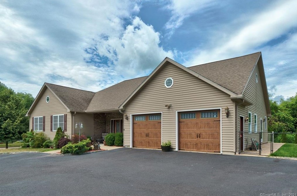 26 Apple Blossom Dr, Union City, CT 06770-3582