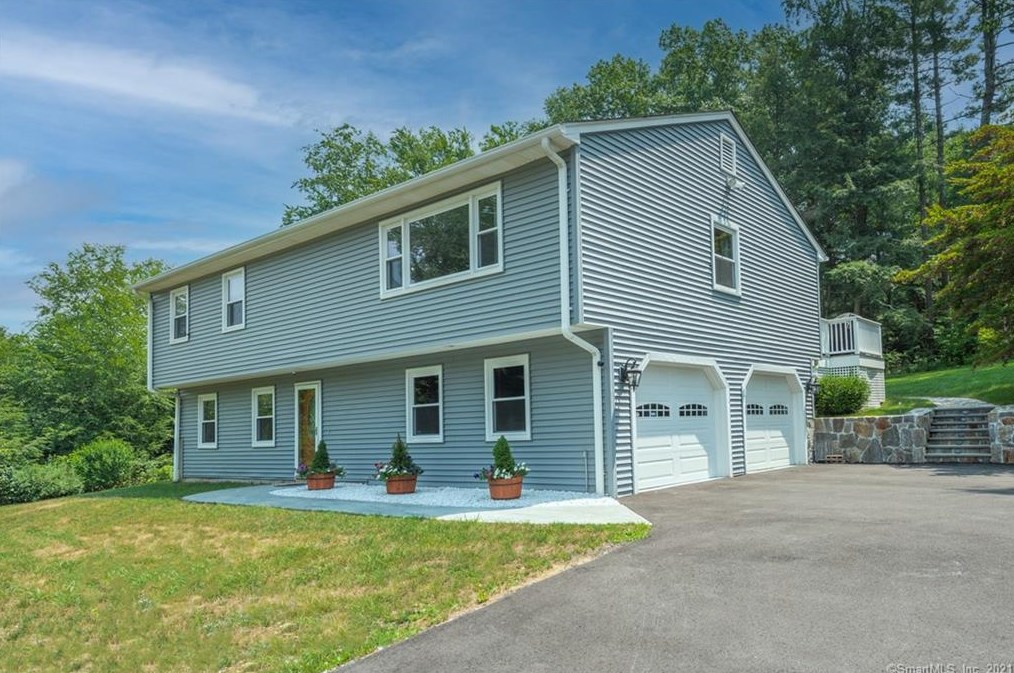 1 Pine St, Sandy Hook, CT 06482