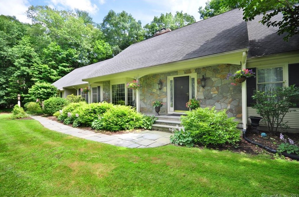 5 Saxon Woods, Avon, CT 06001