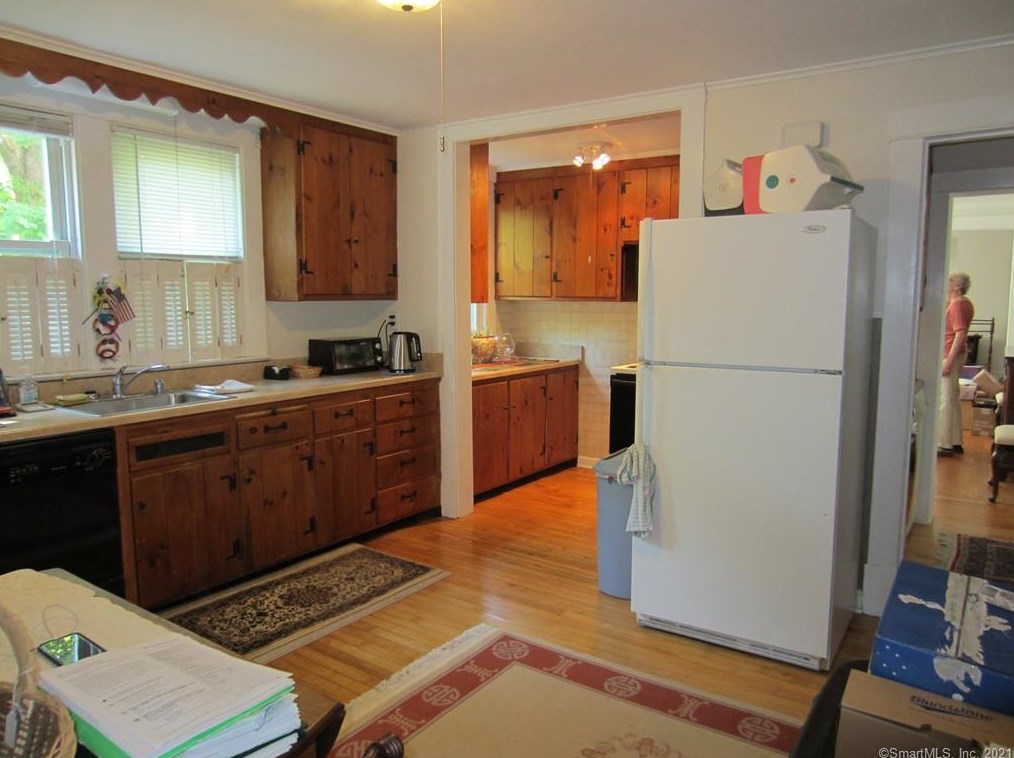 16 Massaco St, Simsbury CT  06070-2139 exterior