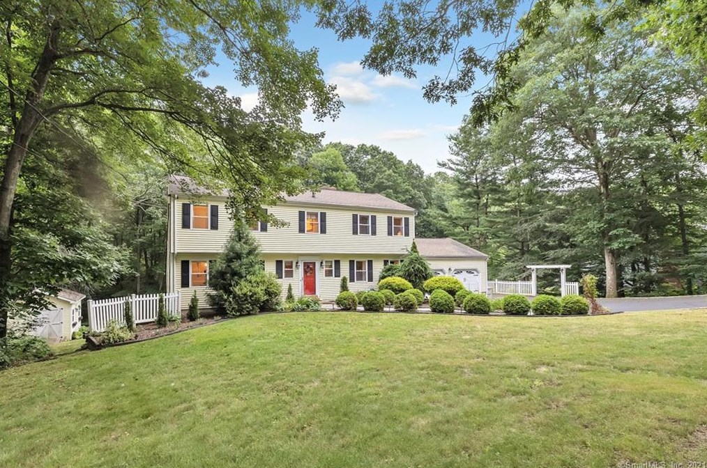 55 Country Ridge Dr, Huntington, CT 06484