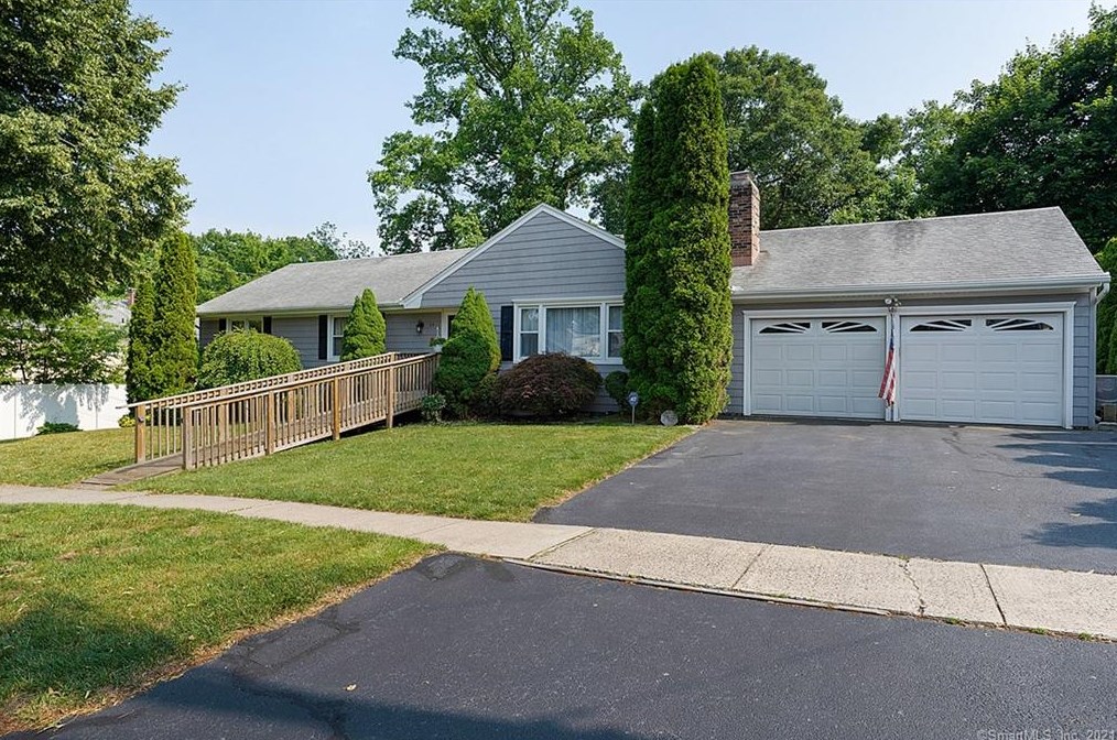 25 Kovach Dr, Stratford, CT 06614 exterior