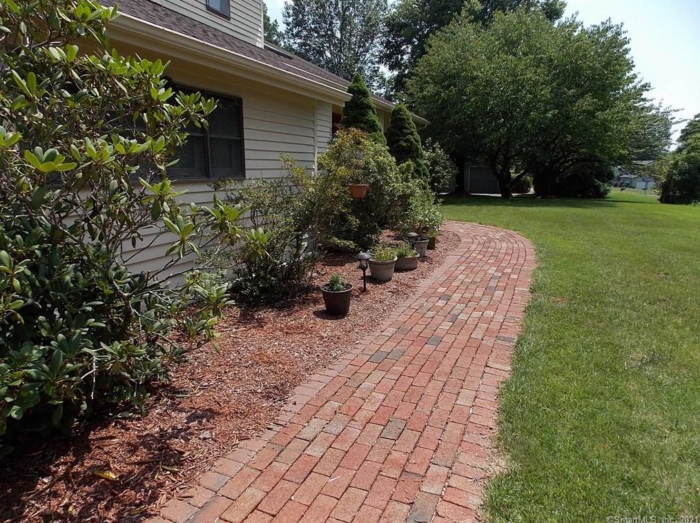 50 Habitat Ln, Bloomfield, CT 06002
