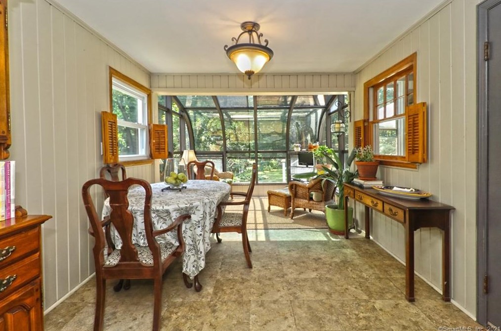 36 Graham Mnr Rd, New Haven CT 06516-5228 exterior