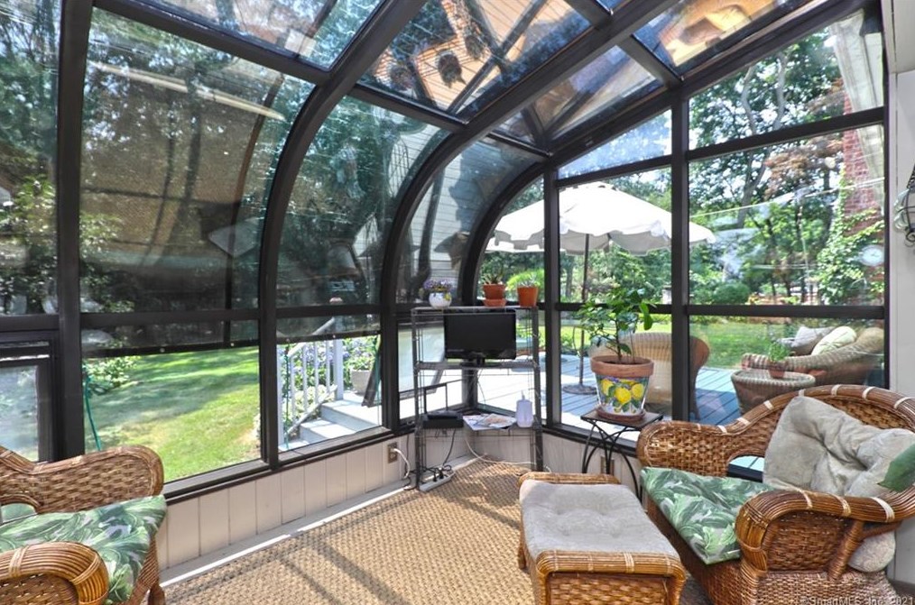 36 Graham Mnr Rd, New Haven CT 06516-5228 exterior