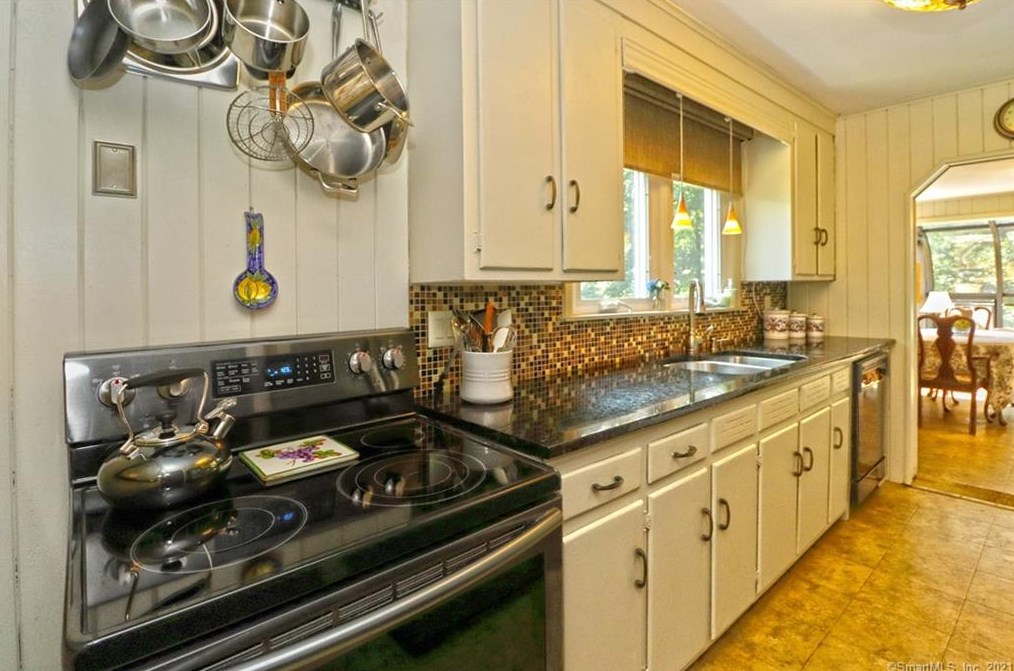 36 Graham Mnr Rd, New Haven CT 06516-5228 exterior