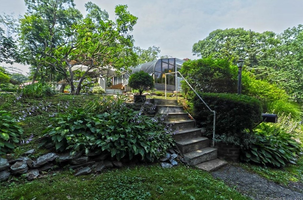 36 Graham Mnr Rd, New Haven CT 06516-5228 exterior