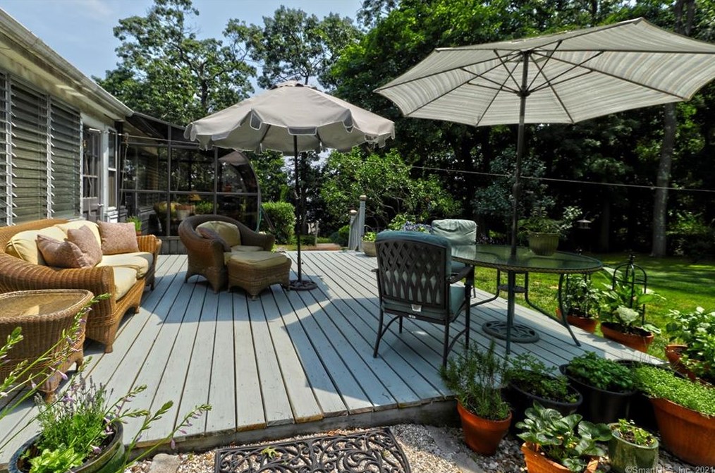 36 Graham Mnr Rd, New Haven CT 06516-5228 exterior