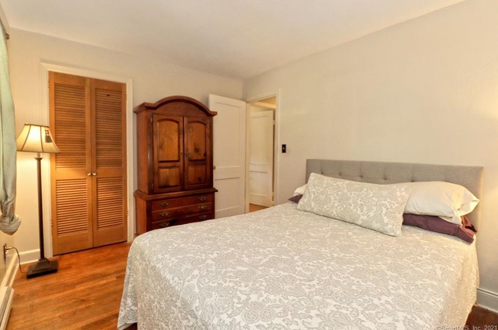 36 Graham Mnr Rd, New Haven CT 06516-5228 exterior