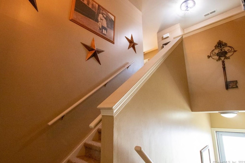 24 Greenview Ln #24, Milford, CT 06461