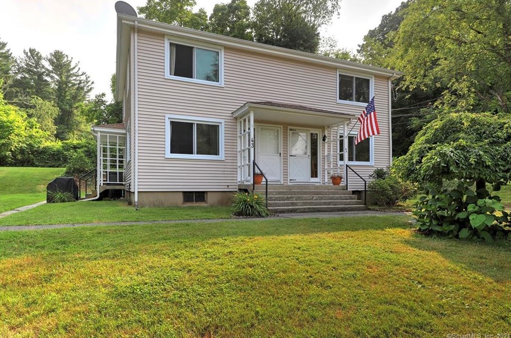 43 Geissler Dr, Huntington, CT 06484