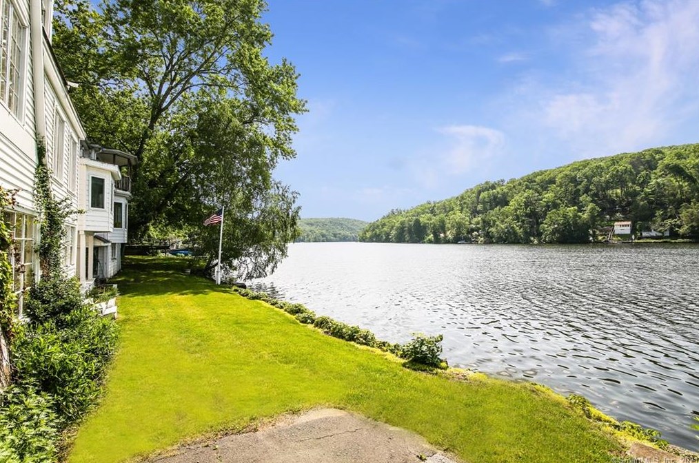 205 Lakemere Dr, Southbury, CT 06488