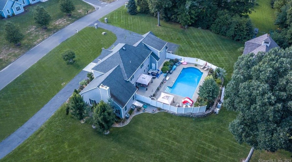 12 Nighthawk Ln, Sandy Hook, CT 06482