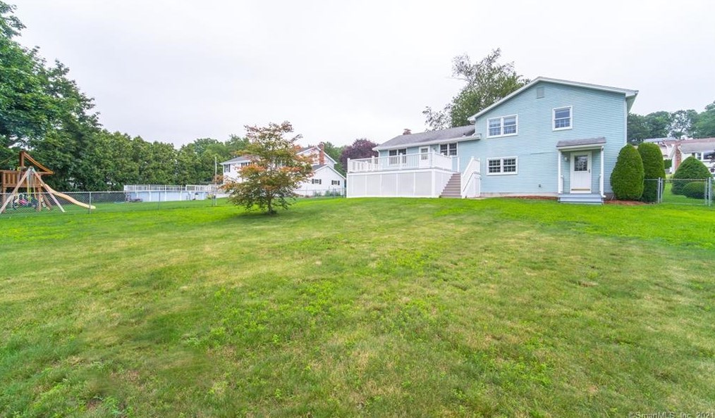 8 Oxford Ln, Cromwell, CT 06416-1928