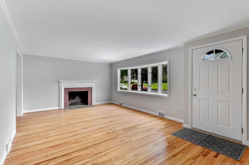 18 Point Ter, Simsbury, CT 06081-9641