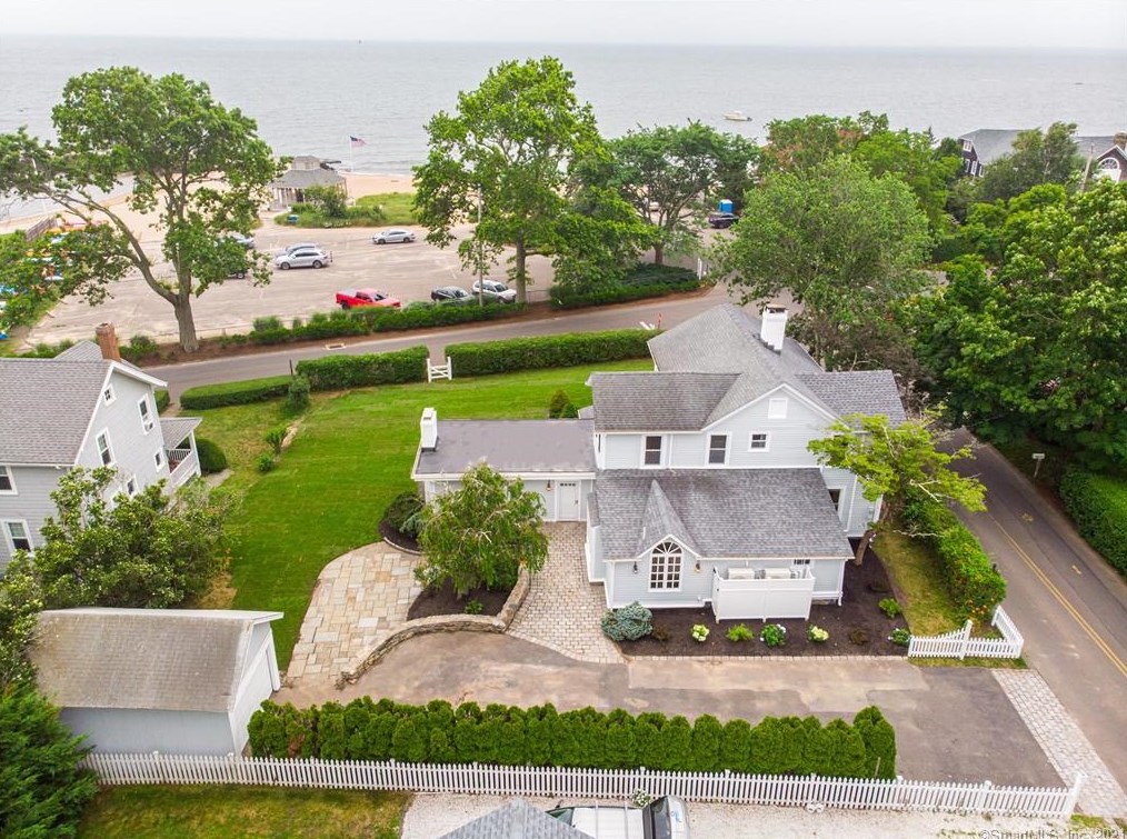 121 Middle Beach Rd, Madison CT  06443-3105 exterior