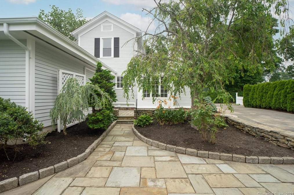 121 Middle Beach Rd, Madison CT  06443-3105 exterior