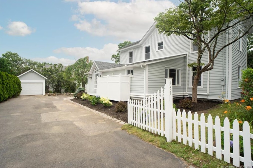 121 Middle Beach Rd, Madison CT  06443-3105 exterior