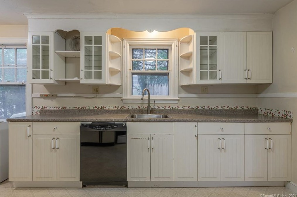34 Fairview Ter, Derby, CT 06418-1415