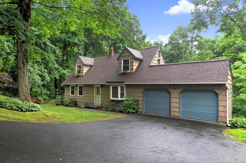 103 Oak Hill Dr, Southbury, CT 06488-2705