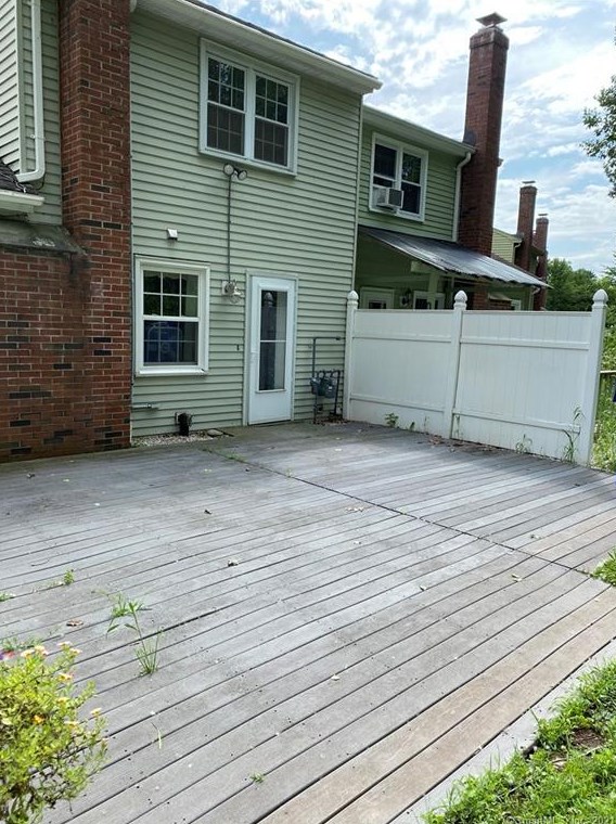 24 Pebble Ct, Hartford, CT 06111